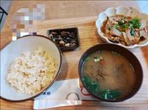 アズ・とうふ、玄米、ヌルヌルした味噌汁