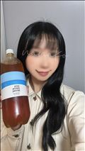 サーバーにセットするビールをそのまま飲む女♡