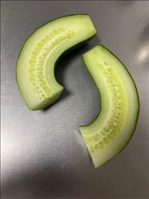 るい・初採れきゅうりの中はこんなだよ